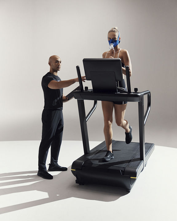 A client running on a treadmill wearing a vo2 mask during a Dynamic Personal Training assessment