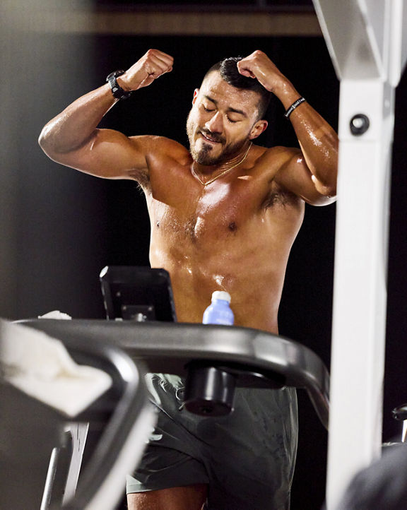 man running on a tredmill