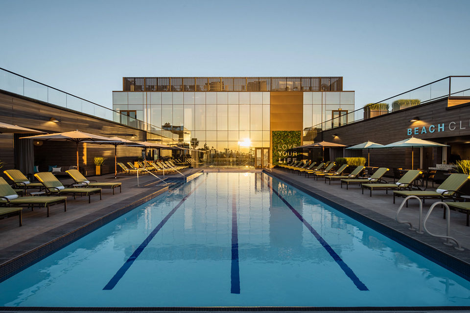 Outdoor rooftop pool at the Life Time Scottsdale Fashion Square club location